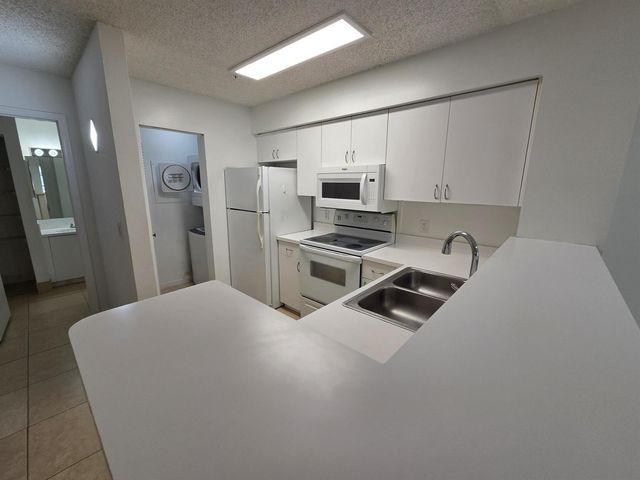 12130 SAINT ANDREWS Place 207, Miramar, FL 33025