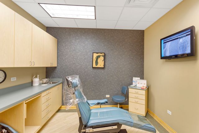 1500 CARLEMONT Drive F, Crystal Lake, IL 60014