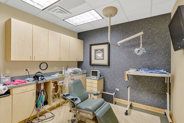 1500 CARLEMONT Drive F, Crystal Lake, IL 60014