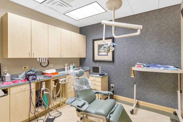 1500 CARLEMONT Drive F, Crystal Lake, IL 60014