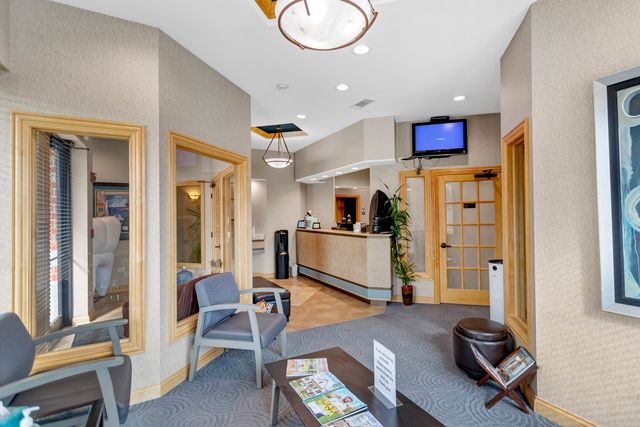 1500 CARLEMONT Drive F, Crystal Lake, IL 60014