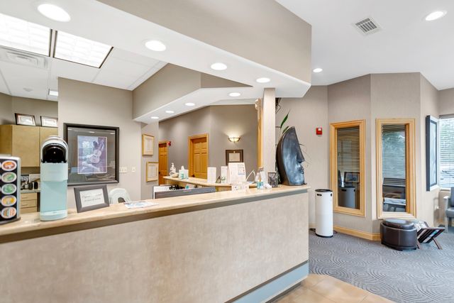 1500 CARLEMONT Drive F, Crystal Lake, IL 60014