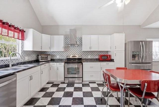511 E MIRROR LAKE DRIVE, Fruitland Park, FL 34731