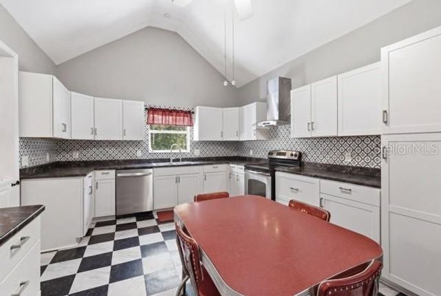 511 E MIRROR LAKE DRIVE, Fruitland Park, FL 34731