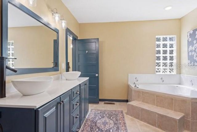 511 E MIRROR LAKE DRIVE, Fruitland Park, FL 34731