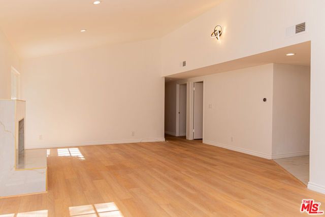 24316 Burbank Boulevard, Woodland Hills (los Angeles), CA 91367