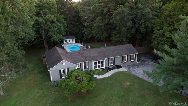15 Merry Hill Road, Poughkeepsie, NY 12603