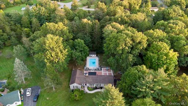 15 Merry Hill Road, Poughkeepsie, NY 12603