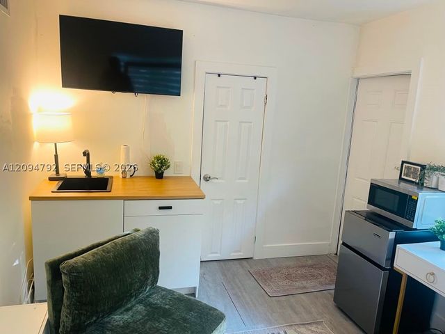 280 NW 148th St A, Miami, FL 33168
