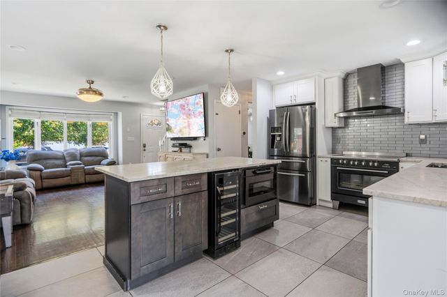 1005 Ferngate Drive, Franklin Square, NY 11010