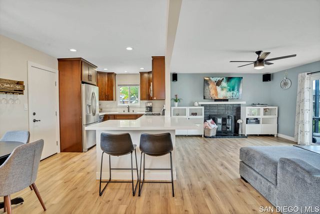 368 Los Reyes DR, San Diego, CA 92114