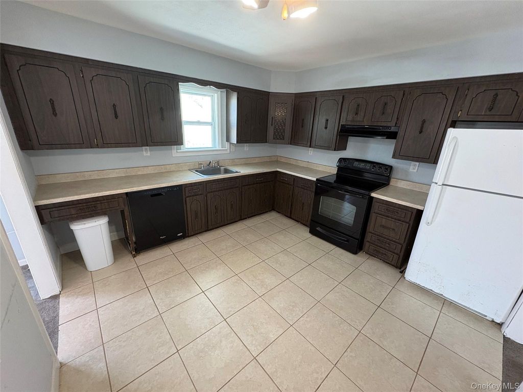 16 Linden Street, Coram, NY 11727