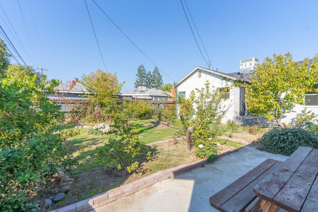 Image 10 of property listing at 3824 Arden Drive S, Fresno, CA 93703