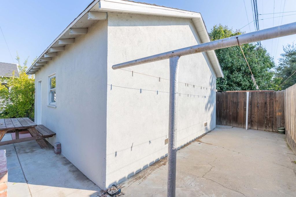 Image 11 of property listing at 3824 Arden Drive S, Fresno, CA 93703