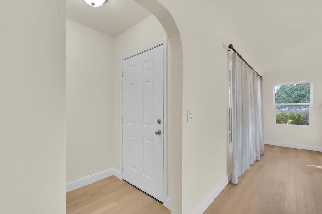 Image 12 of property listing at 3824 Arden Drive S, Fresno, CA 93703