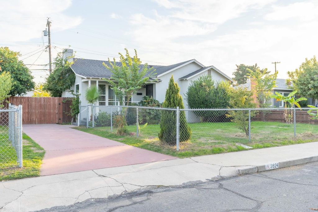 Image 25 of property listing at 3824 Arden Drive S, Fresno, CA 93703