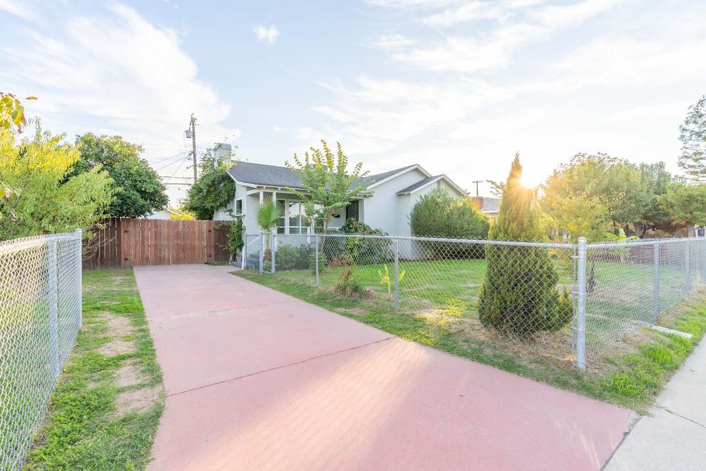 Image 26 of property listing at 3824 Arden Drive S, Fresno, CA 93703