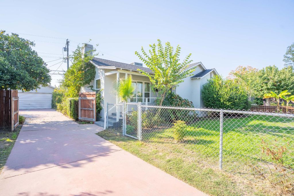 Image 4 of property listing at 3824 Arden Drive S, Fresno, CA 93703