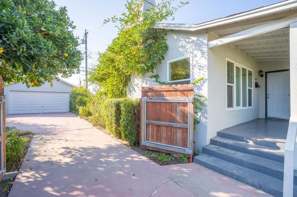 Image 5 of property listing at 3824 Arden Drive S, Fresno, CA 93703