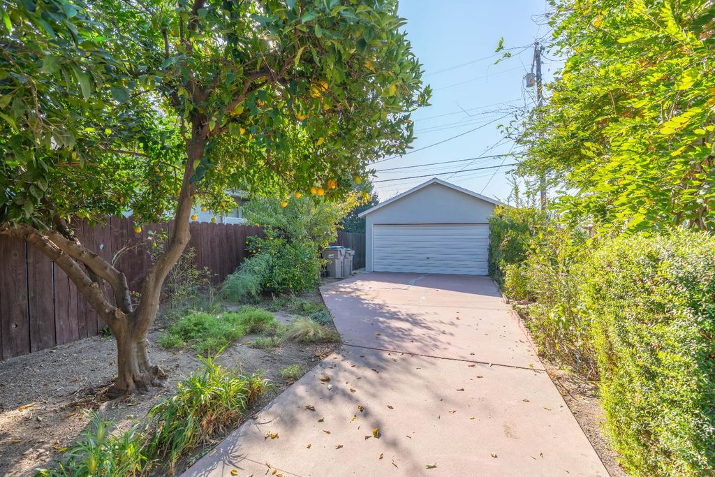 Image 6 of property listing at 3824 Arden Drive S, Fresno, CA 93703