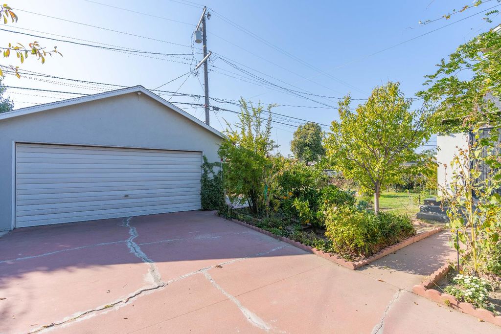 Image 7 of property listing at 3824 Arden Drive S, Fresno, CA 93703