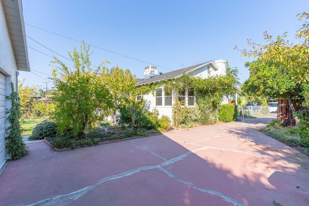 Image 8 of property listing at 3824 Arden Drive S, Fresno, CA 93703