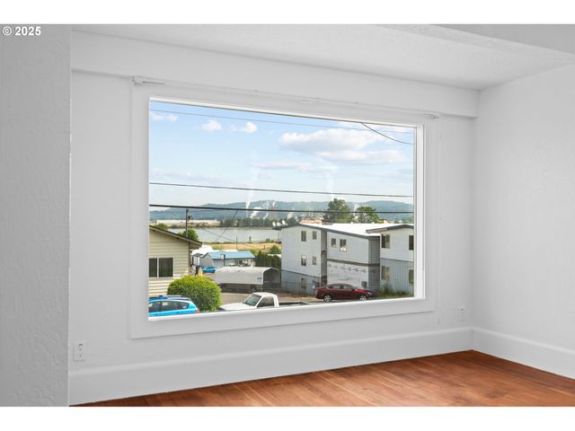 322 W C St, Rainier, OR 97048