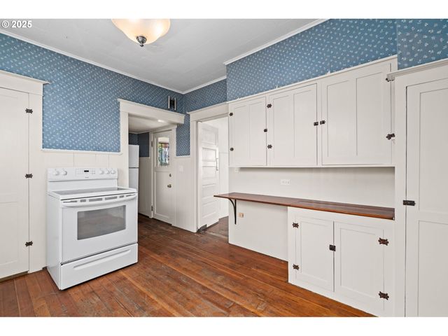 322 W C St, Rainier, OR 97048