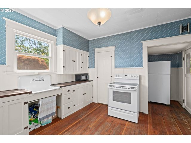 322 W C St, Rainier, OR 97048