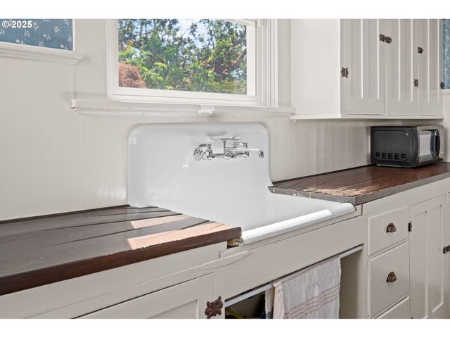 322 W C St, Rainier, OR 97048