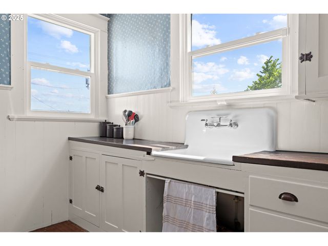 322 W C St, Rainier, OR 97048