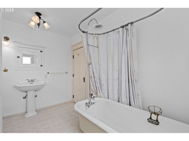 322 W C St, Rainier, OR 97048