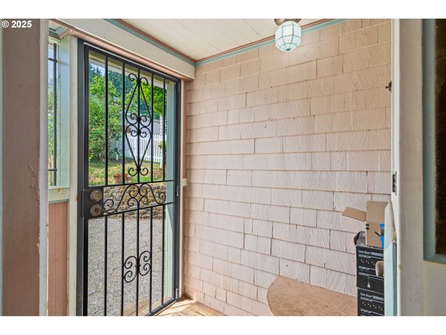 322 W C St, Rainier, OR 97048