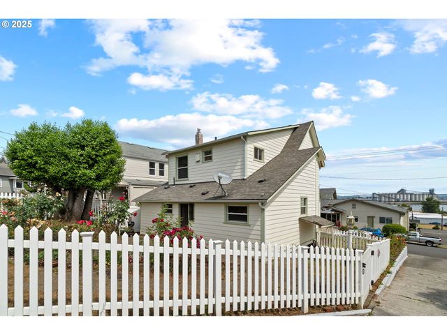 322 W C St, Rainier, OR 97048