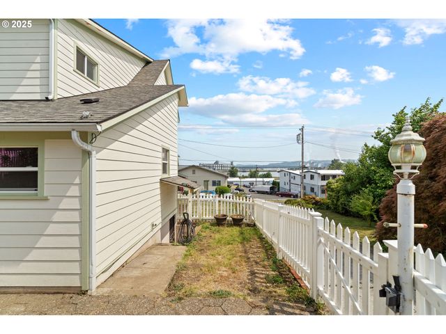 322 W C St, Rainier, OR 97048