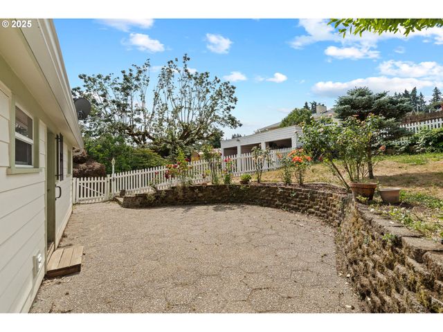 322 W C St, Rainier, OR 97048