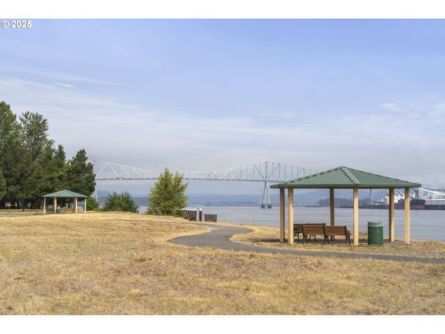 322 W C St, Rainier, OR 97048