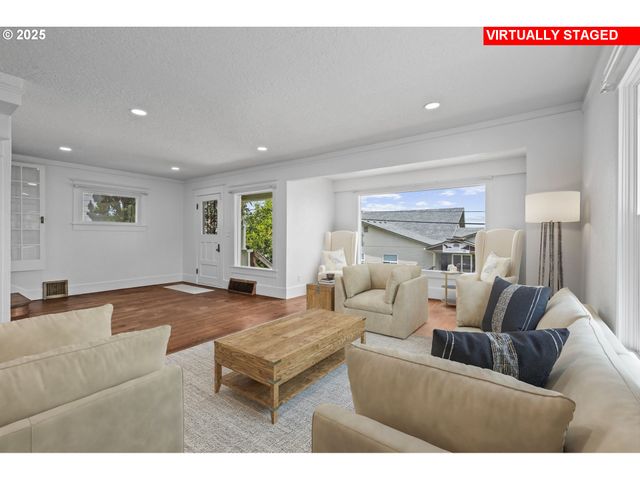 322 W C St, Rainier, OR 97048