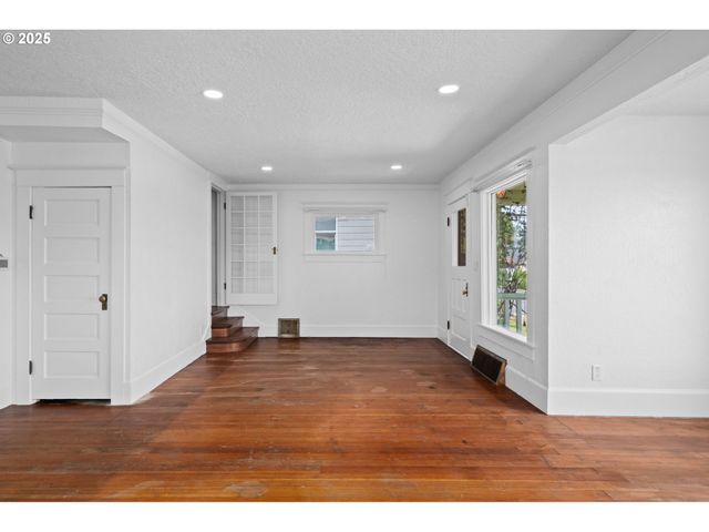 322 W C St, Rainier, OR 97048