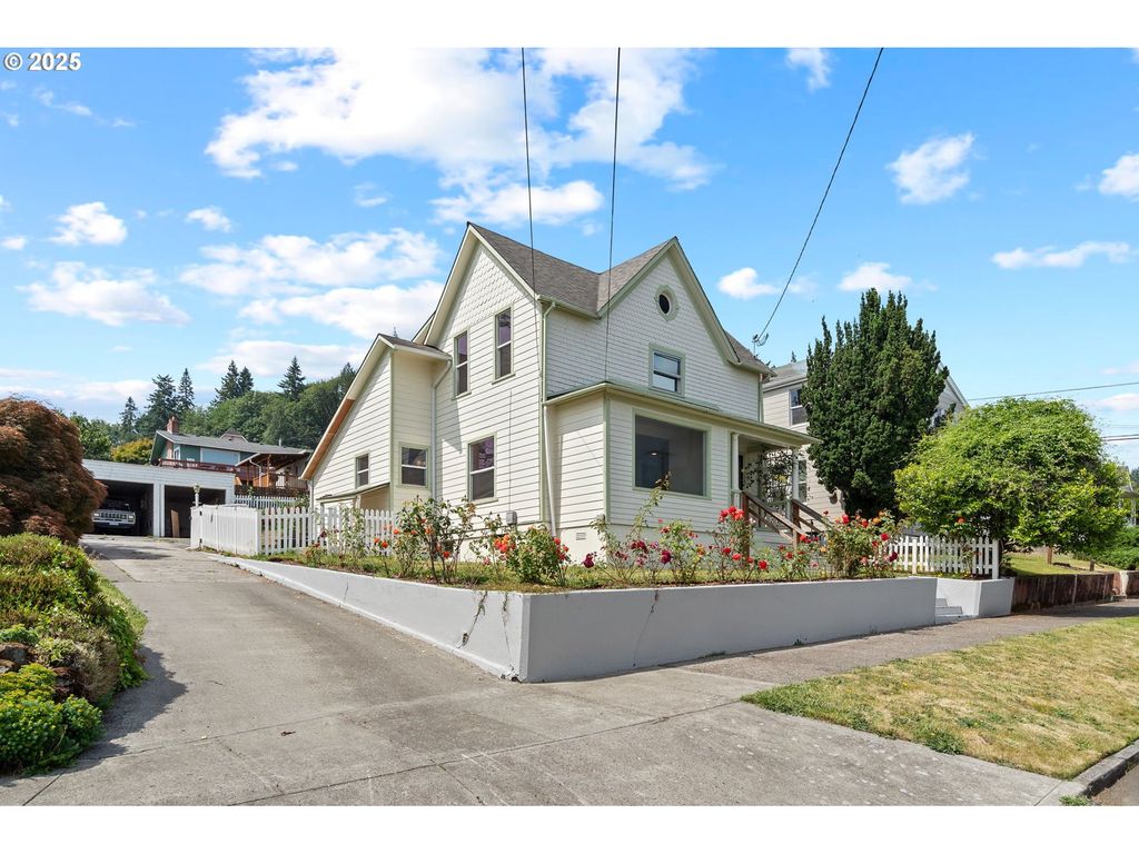 322 W C St, Rainier, OR 97048