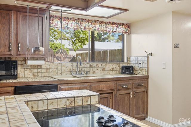 7700 Las Cruces Avenue, Bakersfield, CA 93309