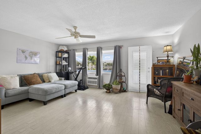 106 Camden E, West Palm Beach, FL 33417