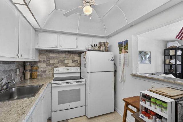 106 Camden E, West Palm Beach, FL 33417