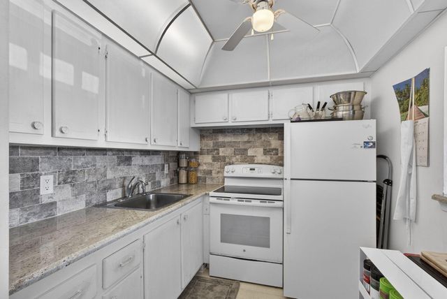 106 Camden E, West Palm Beach, FL 33417