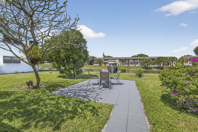 106 Camden E, West Palm Beach, FL 33417