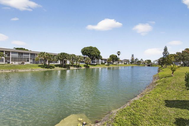 106 Camden E, West Palm Beach, FL 33417