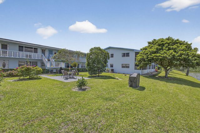 106 Camden E, West Palm Beach, FL 33417