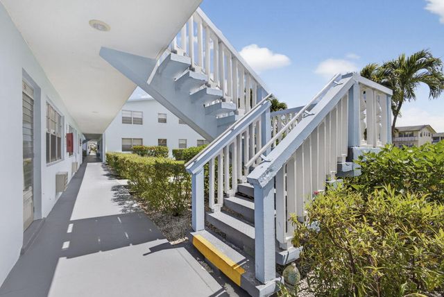 106 Camden E, West Palm Beach, FL 33417