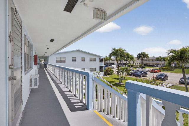 106 Camden E, West Palm Beach, FL 33417