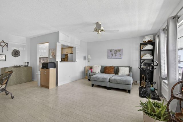 106 Camden E, West Palm Beach, FL 33417